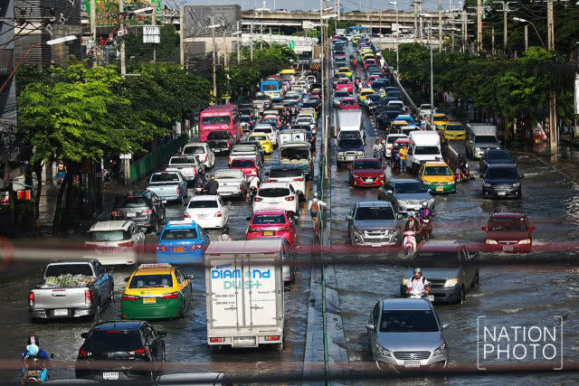 น้ำท่วมขังถนนพหลโยธินหลังฝนตกหนักตลอดคืน