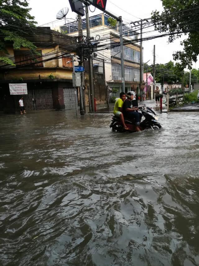 (รวมภาพ) ฝนถล่มกรุง 
เช้าวันนี้..(14 ต.ค.)
น้ำท่วมหลายจุดในกทม.
