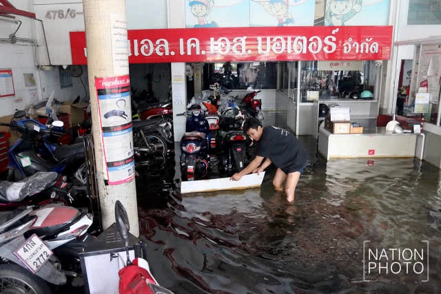 ถนนอโศก-ดินแดงกลายเป็นคลองหลังฝนถล่มกรุงทั้งคืน