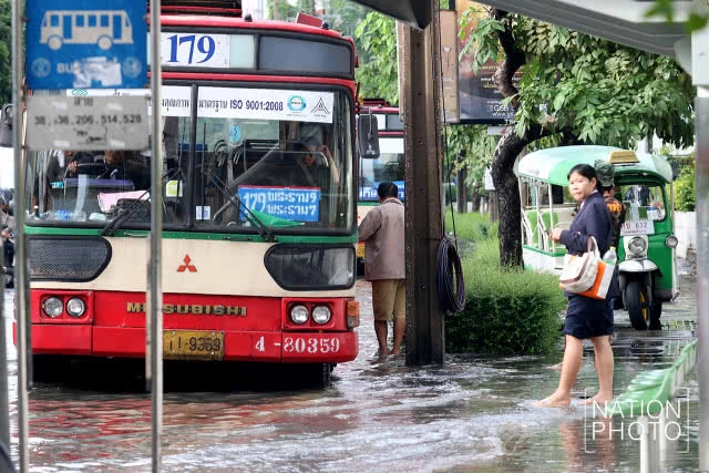 ถนนรัชดา การจราจรติดขัดอย่างหนัก
