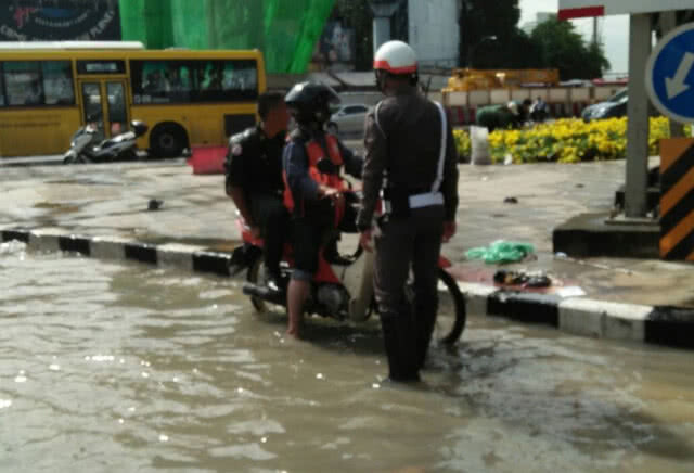 "ศรีวราห์" สั่ง ตร.ทุกหน่วย ช่วยเหลือ ปชช. แก้วิกฤตจราจร ถนนวิภาฯ