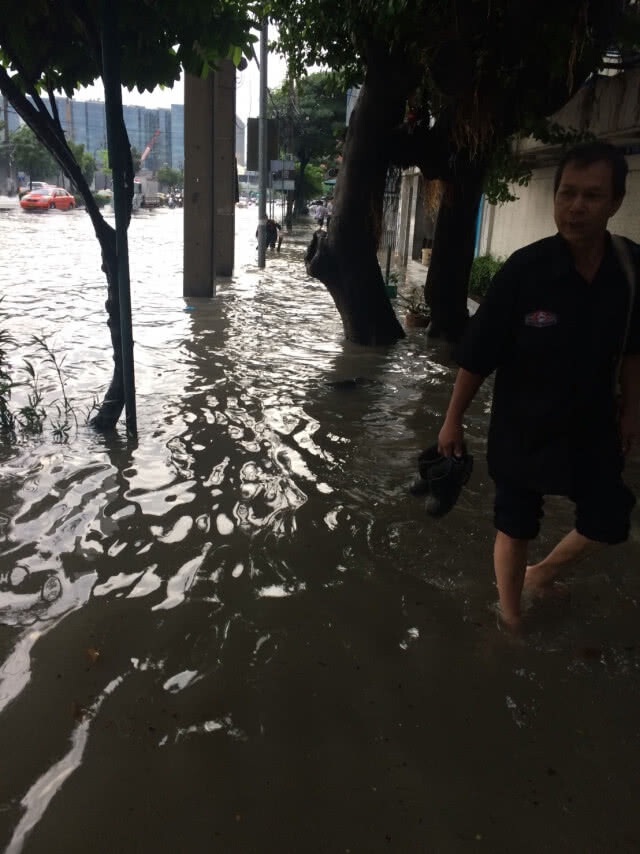 (รวมภาพ) ฝนถล่มกรุง 
เช้าวันนี้..(14 ต.ค.)
น้ำท่วมหลายจุดในกทม.