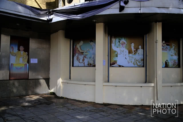 พระบรมฉายาลักษณ์ ในหลวง ร.9 หน้าศึกษาภัณฑ์