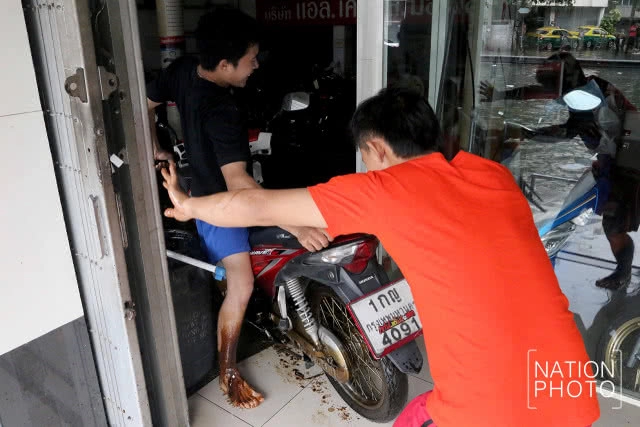 ถนนอโศก-ดินแดงกลายเป็นคลองหลังฝนถล่มกรุงทั้งคืน