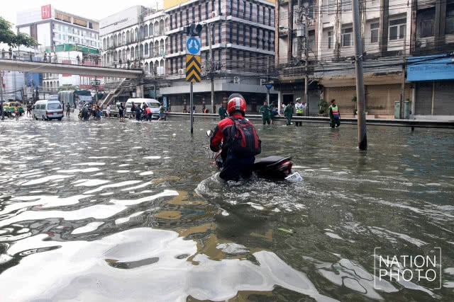 ถนนอโศก-ดินแดงกลายเป็นคลองหลังฝนถล่มกรุงทั้งคืน