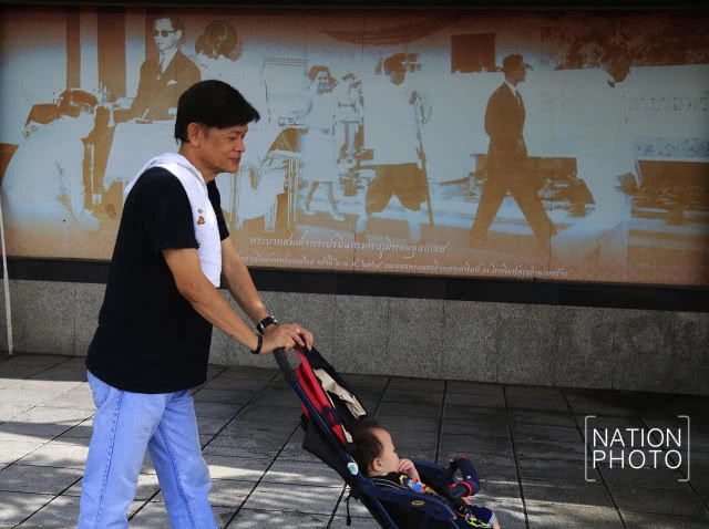 พระบรมฉายาลักษณ์ ในหลวง ร.9 หน้าศึกษาภัณฑ์