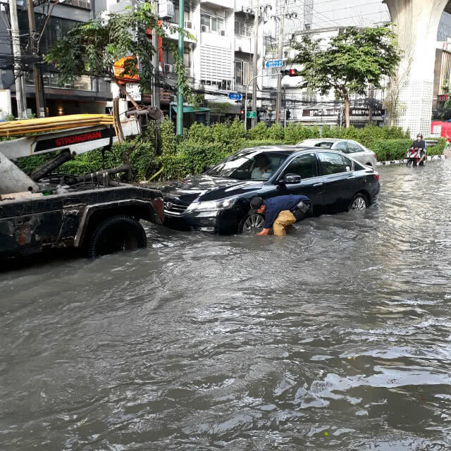 (รวมภาพ) ฝนถล่มกรุง 
เช้าวันนี้..(14 ต.ค.)
น้ำท่วมหลายจุดในกทม.