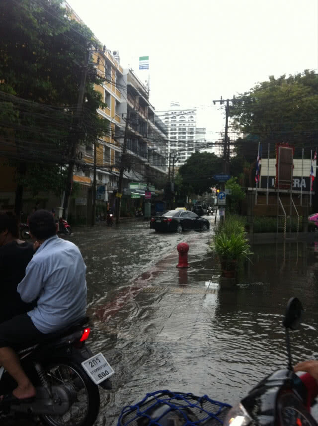 (รวมภาพ) ฝนถล่มกรุง 
เช้าวันนี้..(14 ต.ค.)
น้ำท่วมหลายจุดในกทม.