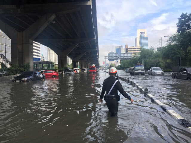 "ศรีวราห์" สั่ง ตร.ทุกหน่วย ช่วยเหลือ ปชช. แก้วิกฤตจราจร ถนนวิภาฯ