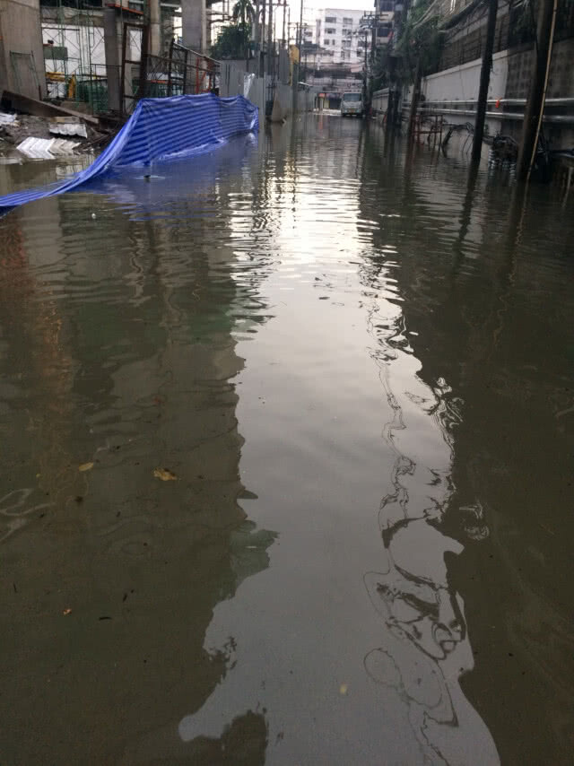 (รวมภาพ) ฝนถล่มกรุง 
เช้าวันนี้..(14 ต.ค.)
น้ำท่วมหลายจุดในกทม.