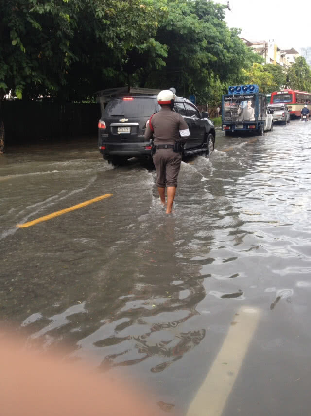 (รวมภาพ) ฝนถล่มกรุง 
เช้าวันนี้..(14 ต.ค.)
น้ำท่วมหลายจุดในกทม.
