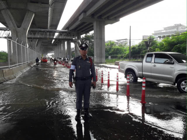 (รวมภาพ) ฝนถล่มกรุง 
เช้าวันนี้..(14 ต.ค.)
น้ำท่วมหลายจุดในกทม.
