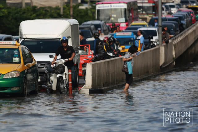 น้ำท่วมขังถนนพหลโยธินหลังฝนตกหนักตลอดคืน