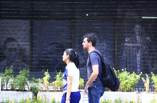 พระบรมฉายาลักษณ์ ในหลวง ร.9 หน้าศึกษาภัณฑ์