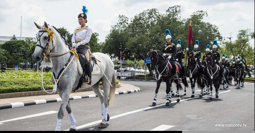 พระเจ้าหลานเธอพระองค์เจ้าสิริวัณณวรีนารีรัตน์ ทรงม้าซ้อมนำขบวนพระบรมราชอิสริยยศ ริ้วขบวนที่ 6 พระเจ้าหลานเธอพระองค์เจ้าสิริวัณณวรีนารีรัตน์ ทรงม้าซ้อมนำขบวนพระบรมราชอิสริยยศ ริ้วขบวนที่ 6