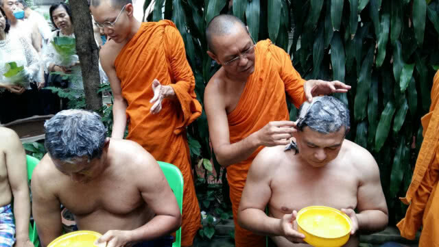 พิธีบรรพชาอุปสมบทหมู่ เพื่อถวายเป็นพระราชกุศลแด่ในหลวง ร.๙ ณ วัดบวรนิเวศวิหาร