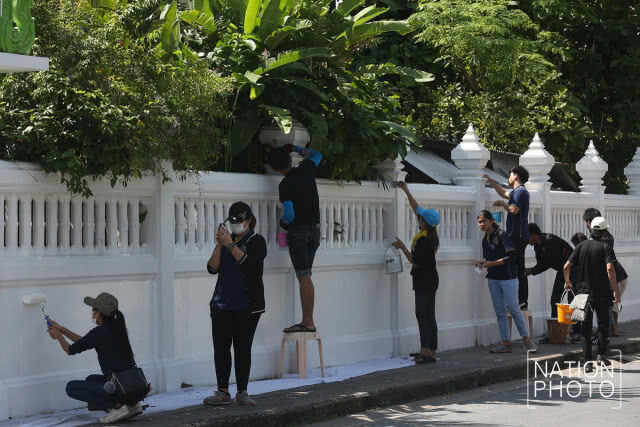 อาสาสมัครโครงการ "ทำดีถวายพ่อหลวง" ทาสีกำแพงวัดให้ดูสะอาด เตรียมพร้อมสำหรับงานพระราชพิธีฯ