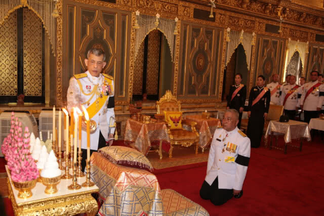 สมเด็จพระเจ้าอยู่หัว เสด็จพระราชดำเนินถวายผ้าพระกฐิน