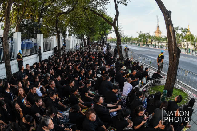 ตั้งแต่ตี 5! ปชช.รอชมการซ้อมริ้วขบวนพระบรมราชอิสริยยศ