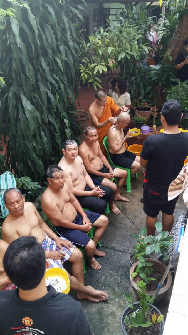 พิธีบรรพชาอุปสมบทหมู่ เพื่อถวายเป็นพระราชกุศลแด่ในหลวง ร.๙ ณ วัดบวรนิเวศวิหาร