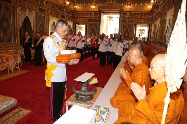 สมเด็จพระเจ้าอยู่หัว เสด็จพระราชดำเนินถวายผ้าพระกฐิน