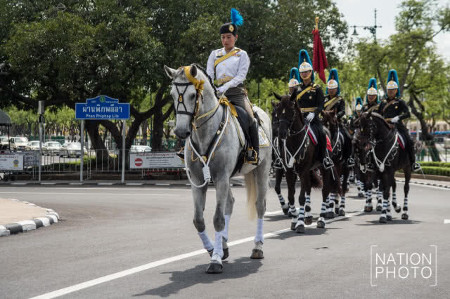 พระเจ้าหลานเธอพระองค์เจ้าสิริวัณณวรีนารีรัตน์ ทรงม้าซ้อมนำขบวนพระบรมราชอิสริยยศ ริ้วขบวนที่ 6