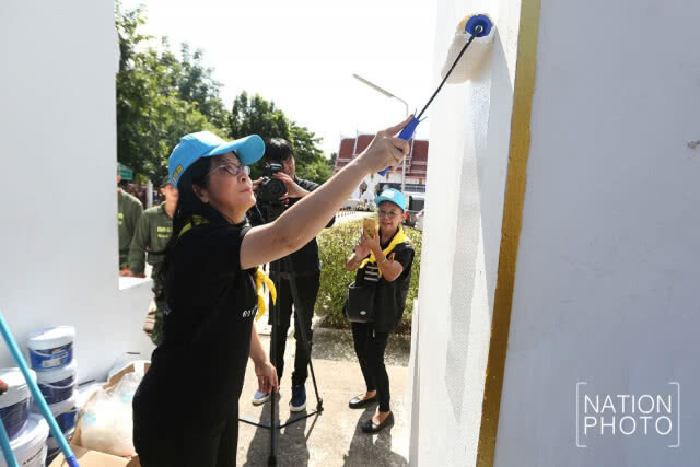อาสาสมัครโครงการ "ทำดีถวายพ่อหลวง" ทาสีกำแพงวัดให้ดูสะอาด เตรียมพร้อมสำหรับงานพระราชพิธีฯ