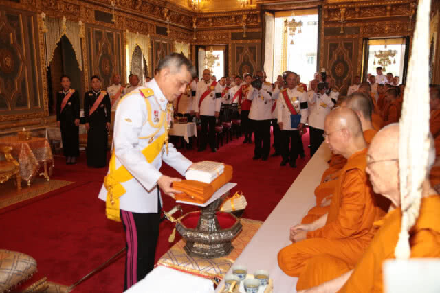 สมเด็จพระเจ้าอยู่หัว เสด็จพระราชดำเนินถวายผ้าพระกฐิน