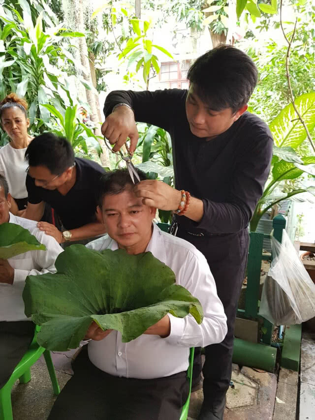 พิธีบรรพชาอุปสมบทหมู่ เพื่อถวายเป็นพระราชกุศลแด่ในหลวง ร.๙ ณ วัดบวรนิเวศวิหาร