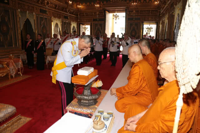 สมเด็จพระเจ้าอยู่หัว เสด็จพระราชดำเนินถวายผ้าพระกฐิน