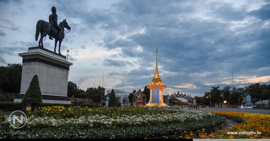 พระเมรุมาศจำลอง ณ ลานพระราชวังดุสิต ยามพลบค่ำ พระเมรุมาศจำลอง ณ ลานพระราชวังดุสิต ยามพลบค่ำ