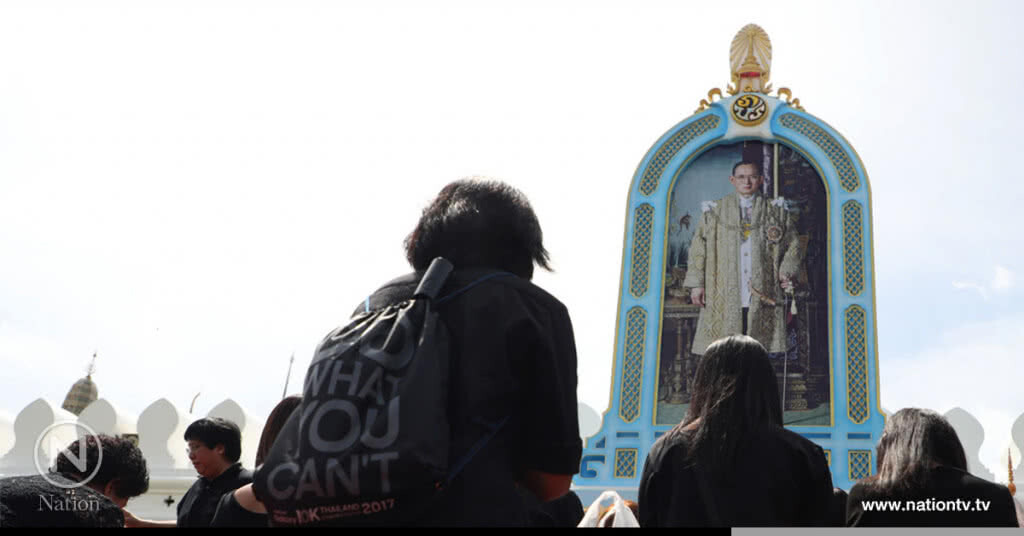 (ภาพชุด)ปชช.หลั่งไหลนำพวงมาลัยดอกไม้สดมาถวายสักการะพระบรมศพในหลวงร.9