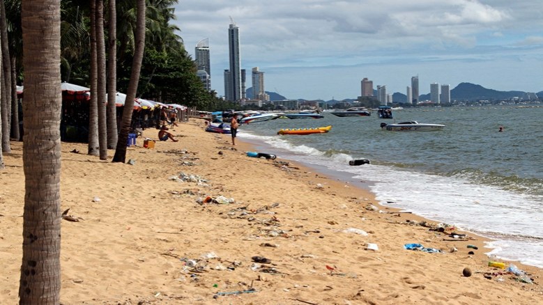หาดจอมเทียนสกปรก! หลังพัทยาน้ำท่วมปล่อยไหลลงทะเลพร้อมเศษขยะ