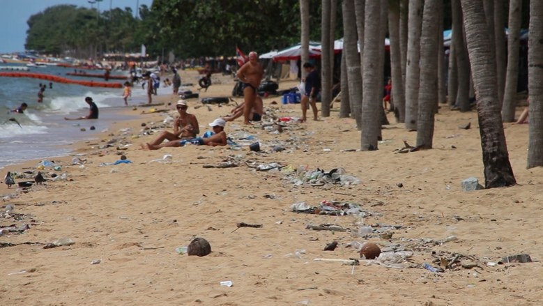 หาดจอมเทียนสกปรก! หลังพัทยาน้ำท่วมปล่อยไหลลงทะเลพร้อมเศษขยะ
