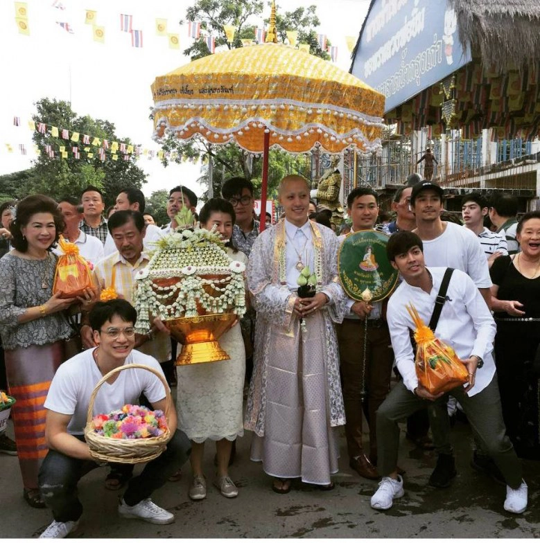 "ซีดี เดอะสตาร์" บวชถวายแด่ในหลวงร.9 และบุพการี ได้ฉายาทางธรรมว่า "ธัมมะจิตโต"