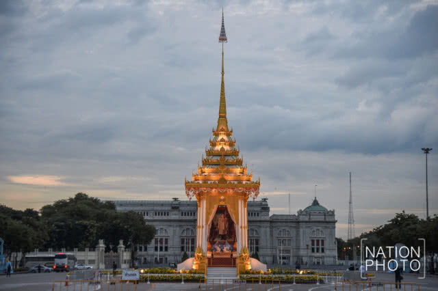 พระเมรุมาศจำลอง ณ ลานพระราชวังดุสิต ยามพลบค่ำ