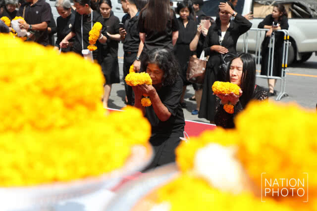 (ภาพชุด)ปชช.หลั่งไหลนำพวงมาลัยดอกไม้สดมาถวายสักการะพระบรมศพในหลวงร.9