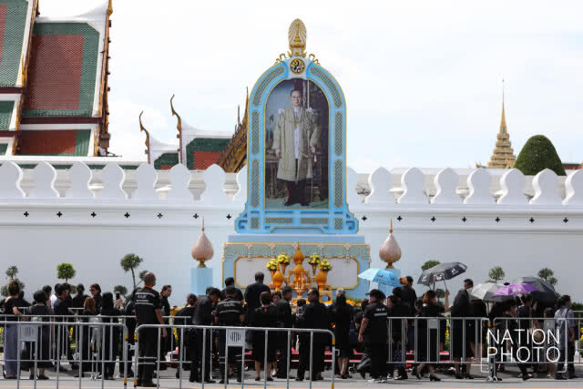 (ภาพชุด)ปชช.หลั่งไหลนำพวงมาลัยดอกไม้สดมาถวายสักการะพระบรมศพในหลวงร.9