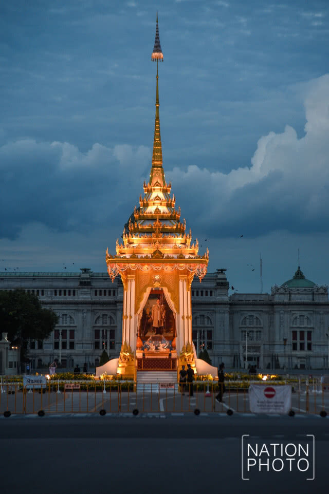 พระเมรุมาศจำลอง ณ ลานพระราชวังดุสิต ยามพลบค่ำ