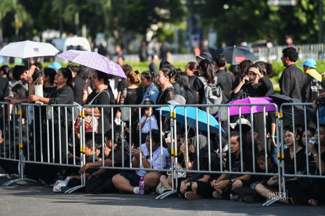 แพทย์ห่วงกลุ่มผู้สูงวัย มีโรคประจำตัว 
เตรียมตัวให้พร้อมก่อนเข้าร่วมพิธีถวายพระเพลิงฯ