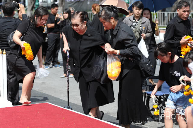 (ภาพชุด)ปชช.หลั่งไหลนำพวงมาลัยดอกไม้สดมาถวายสักการะพระบรมศพในหลวงร.9