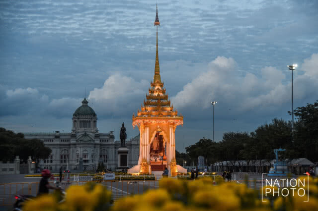 พระเมรุมาศจำลอง ณ ลานพระราชวังดุสิต ยามพลบค่ำ