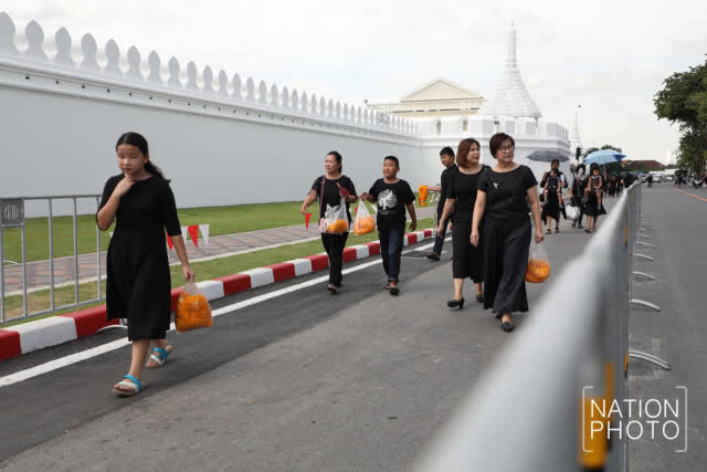 (ภาพชุด)ปชช.หลั่งไหลนำพวงมาลัยดอกไม้สดมาถวายสักการะพระบรมศพในหลวงร.9
