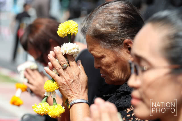 (ภาพชุด)ปชช.หลั่งไหลนำพวงมาลัยดอกไม้สดมาถวายสักการะพระบรมศพในหลวงร.9