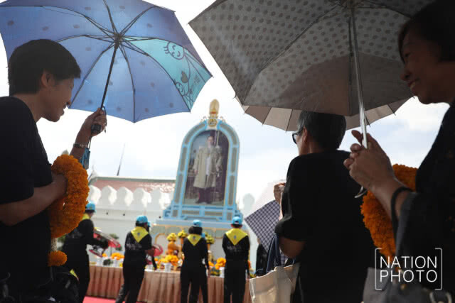 (ภาพชุด)ปชช.หลั่งไหลนำพวงมาลัยดอกไม้สดมาถวายสักการะพระบรมศพในหลวงร.9