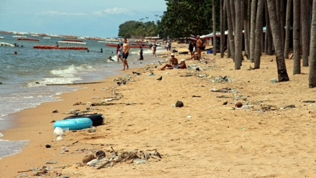 หาดจอมเทียนสกปรก! หลังพัทยาน้ำท่วมปล่อยไหลลงทะเลพร้อมเศษขยะ