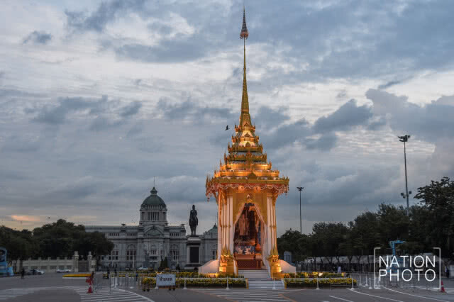 พระเมรุมาศจำลอง ณ ลานพระราชวังดุสิต ยามพลบค่ำ