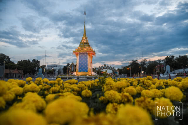 พระเมรุมาศจำลอง ณ ลานพระราชวังดุสิต ยามพลบค่ำ