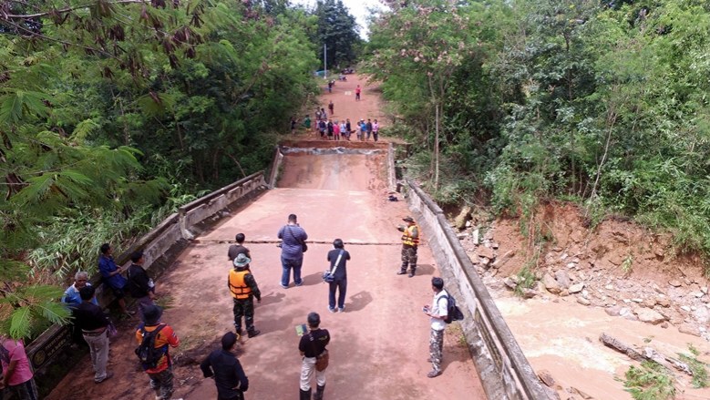 น้ำป่าซัดสะพานพัง ชาวร่มเกล้า กว่า 80 คลังคาเรือน ถูกตัดขาดจากโลกภายนอก