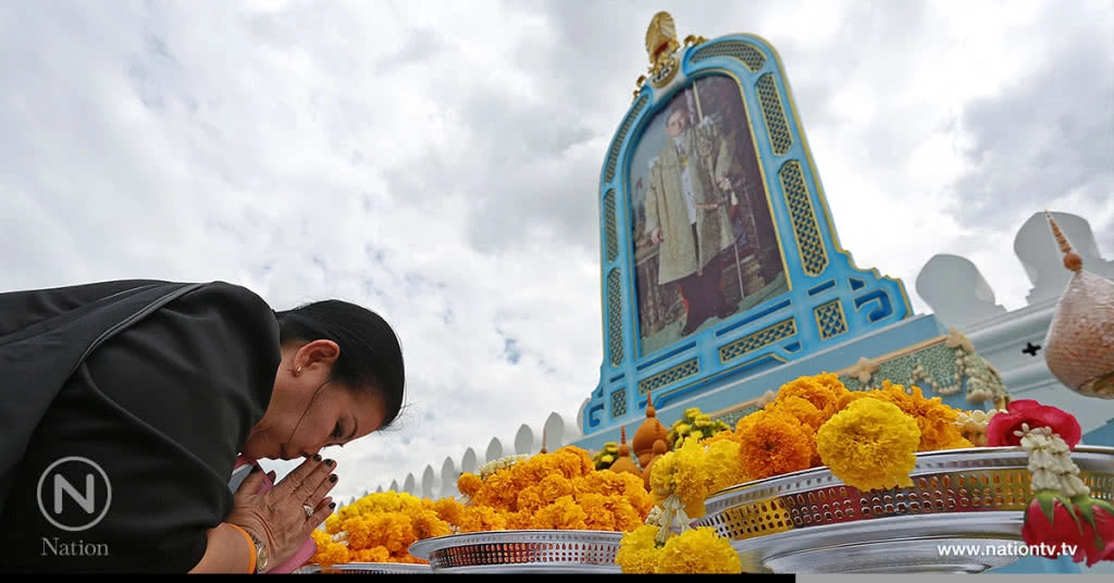 (ภาพชุด) ปชช.ทั่วสารทิศเดินทางมาถวายดอกไม้สักการะในหลวงร.9 (ภาพชุด) ปชช.ทั่วสารทิศเดินทางมาถวายดอกไม้สักการะในหลวงร.9